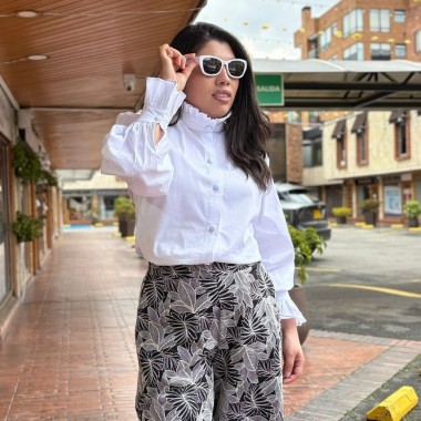 Camisa blanca con cuello en forma de volante.